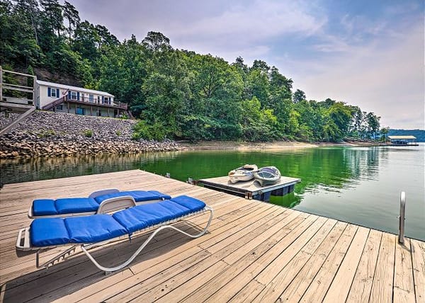 Cranes Nest - Huge dock with two kayaks for the guest's use!