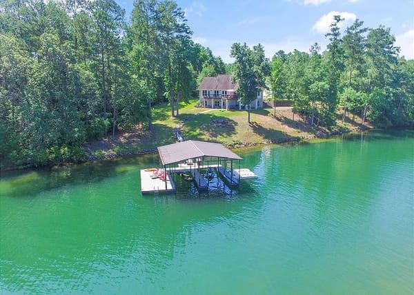 L & L Lodge - Six bedrooms! Popular house and location!
