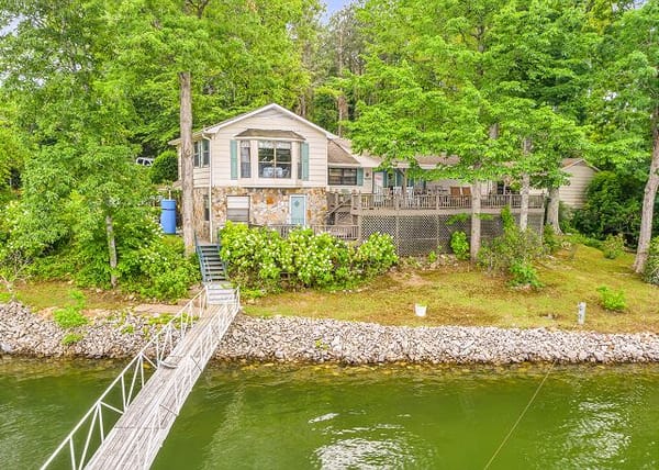 Nanas Lakehouse - Private dock with Jet-ski port!